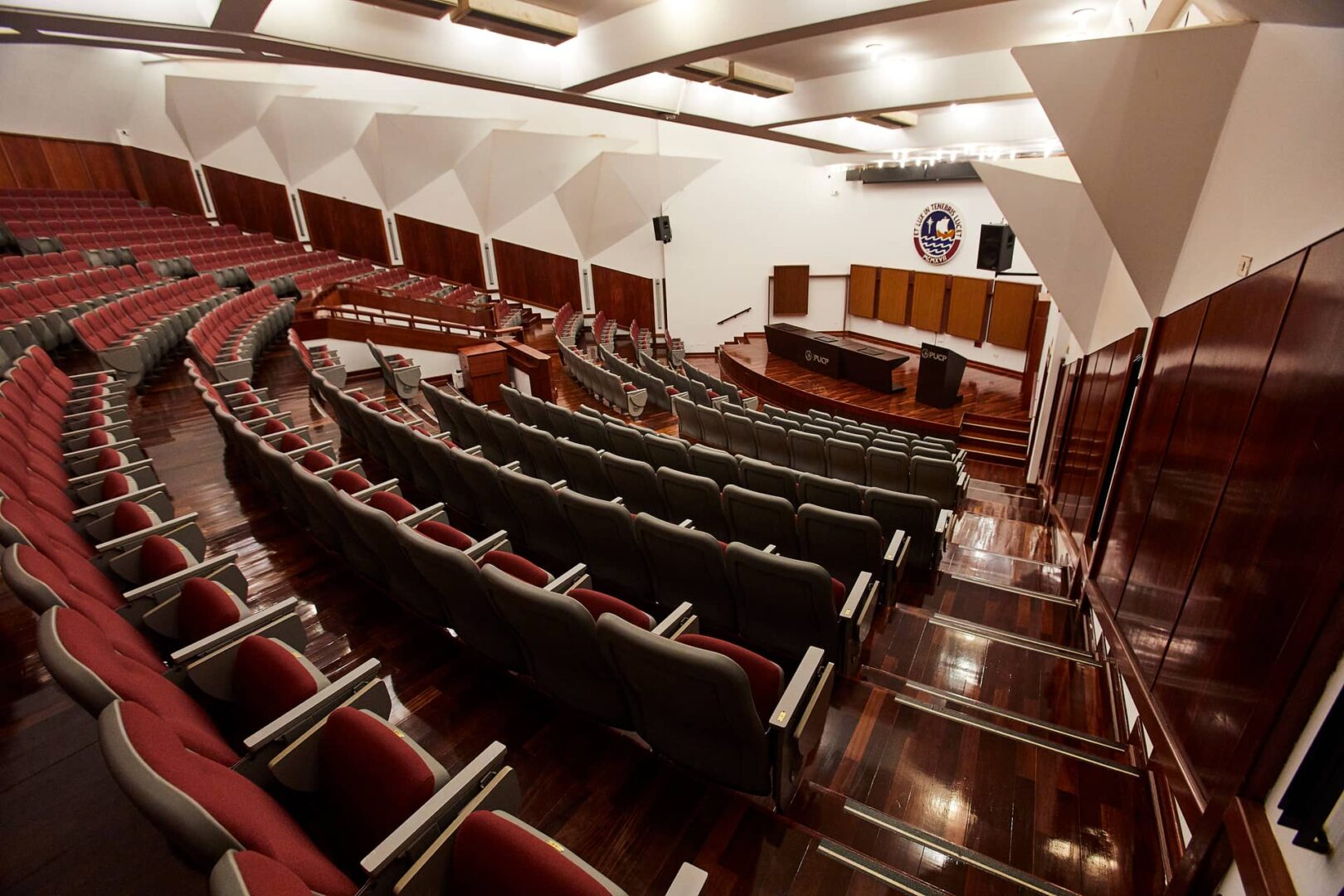 infraestructura-auditorio-de-derecho-2