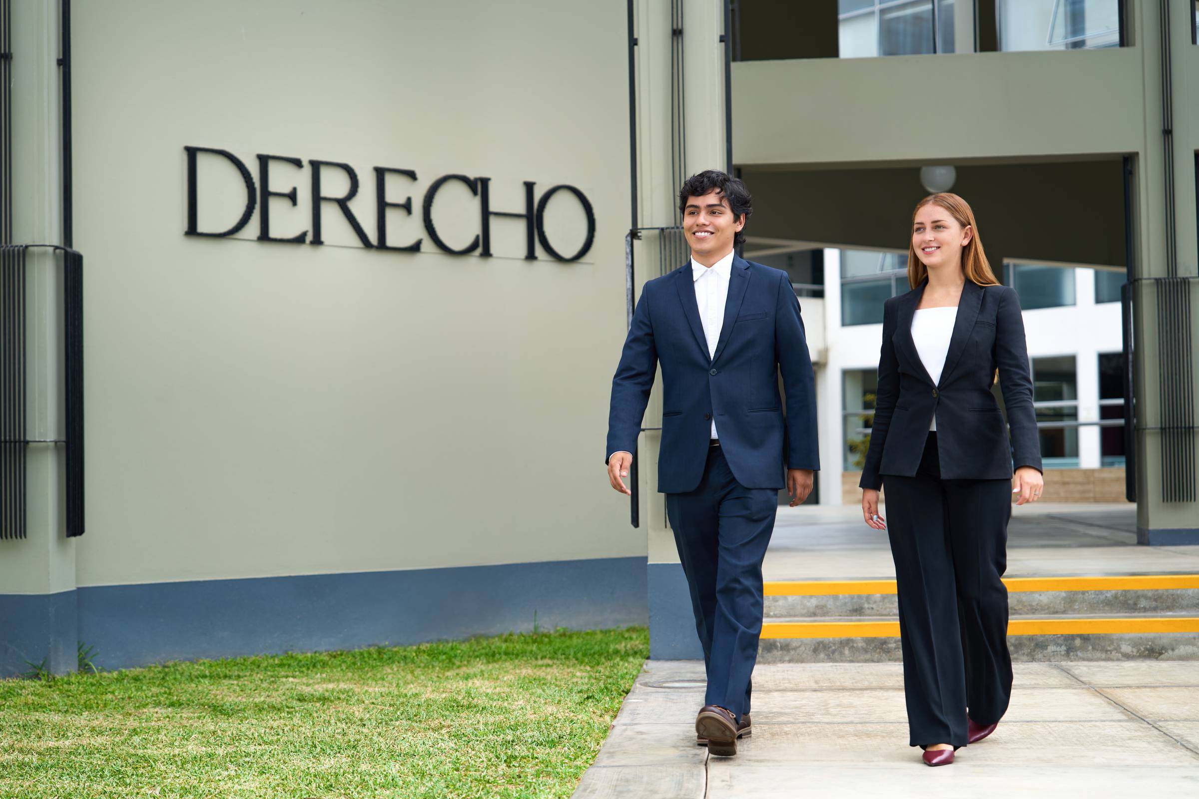 estudiantes-caminando-facultad-derecho-traje-formal
