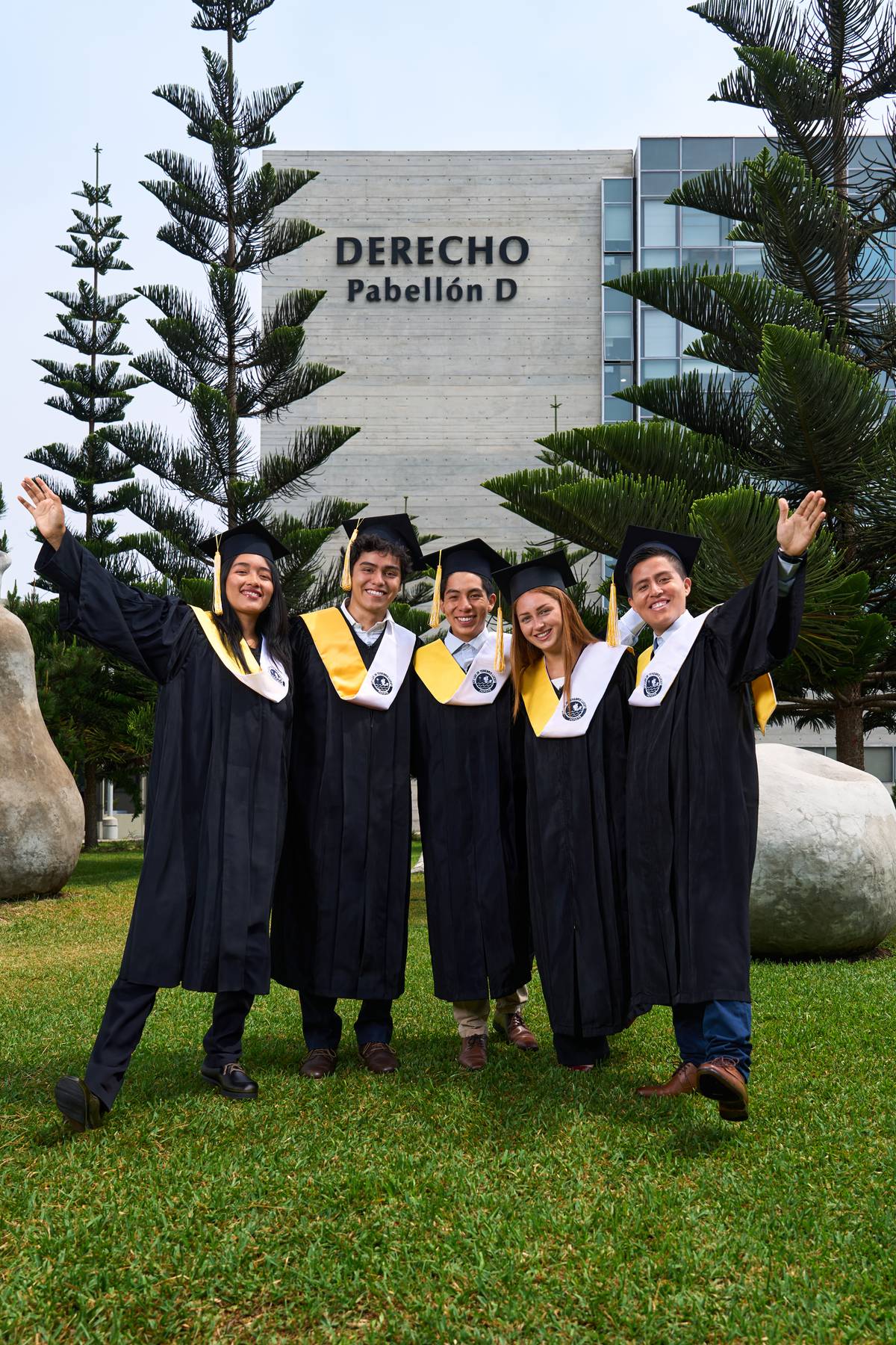 estudiantes-graduacion-derecho-pabellon-d-togas