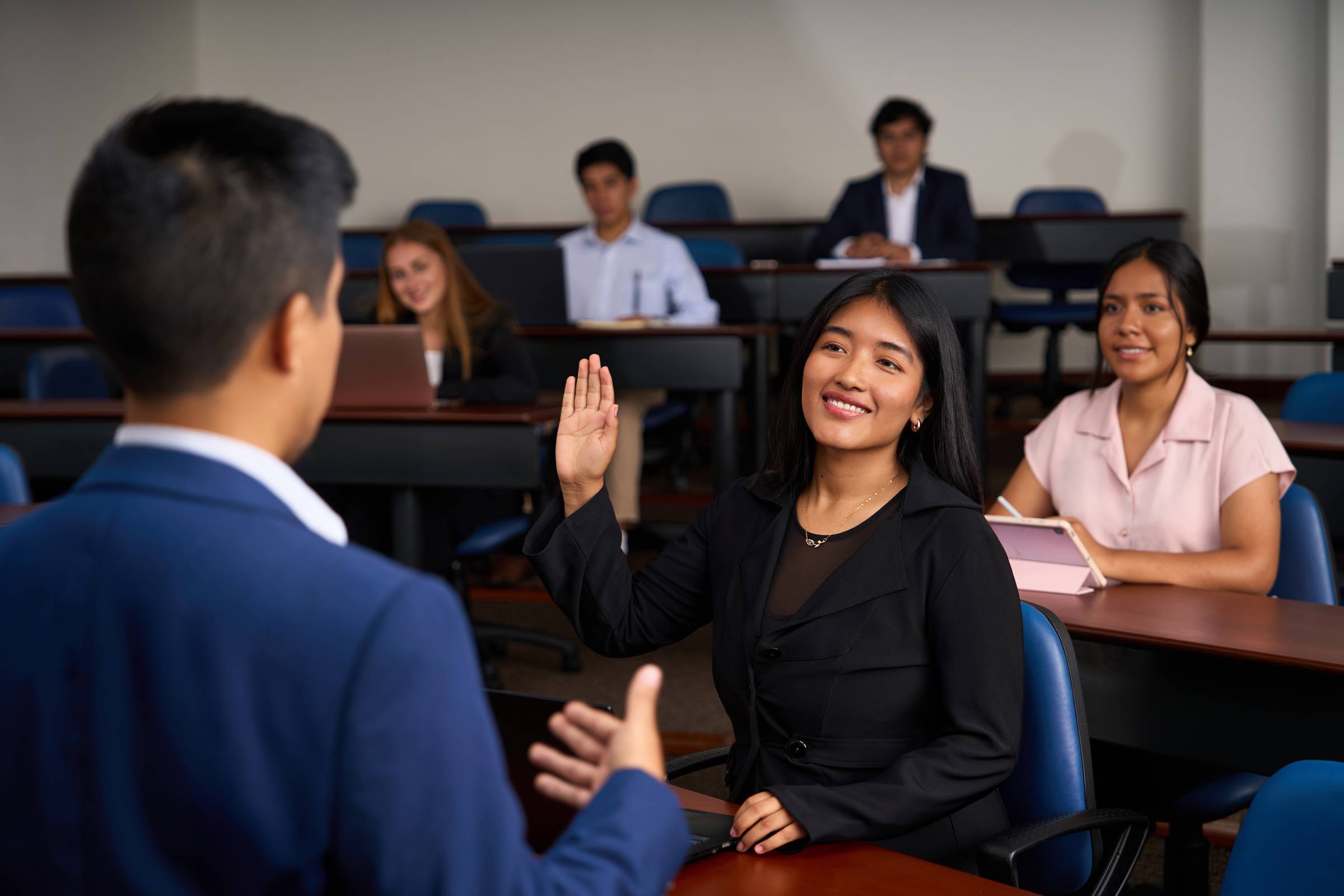estudiantes-participacion-clase-mano-levantada