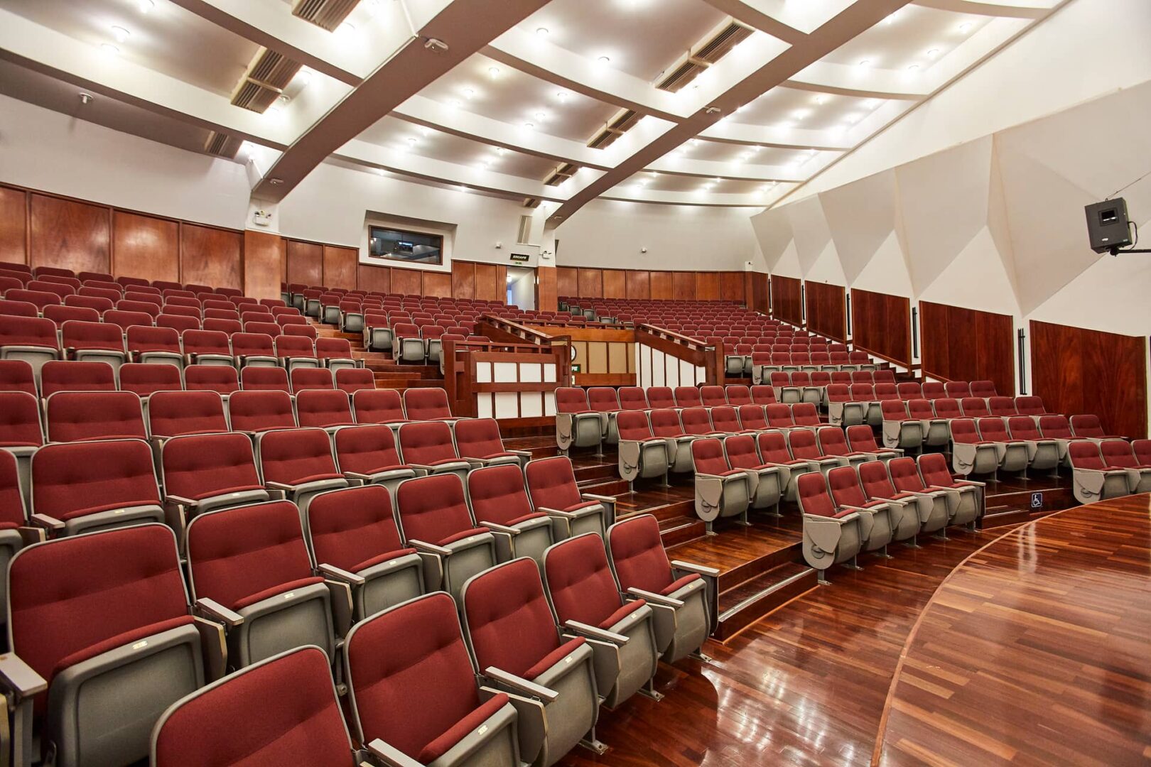 infraestructura-auditorio-de-derecho-3