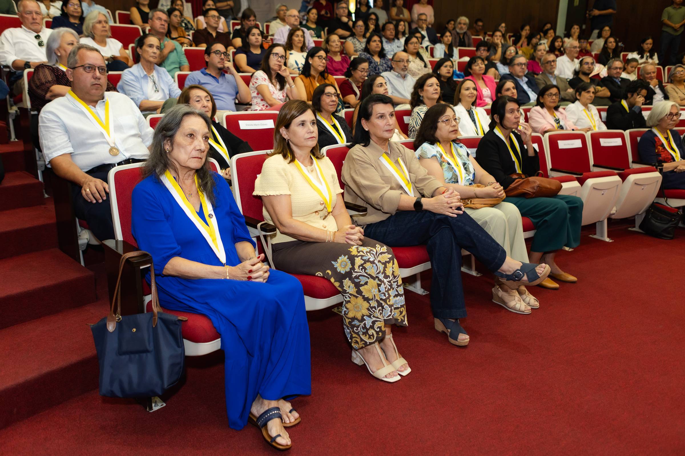 profesores-asistentes-evento-academico-en-auditorio