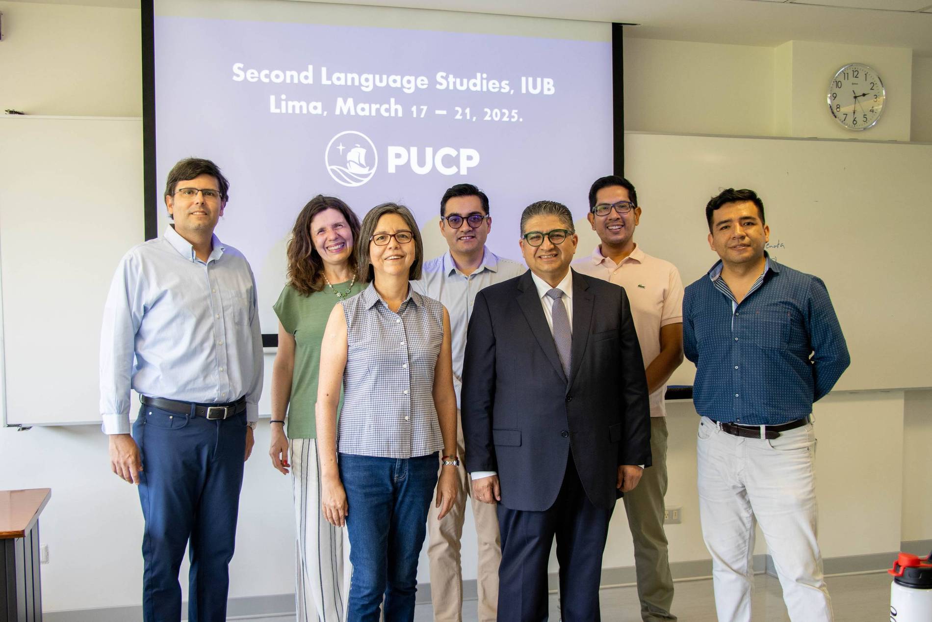 profesores-foto-equipo-academico-en-aula