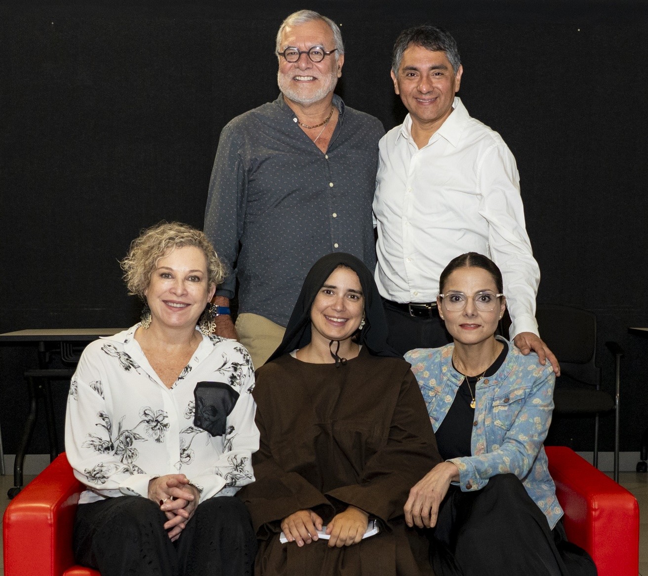 Parte del elenco de Dominga